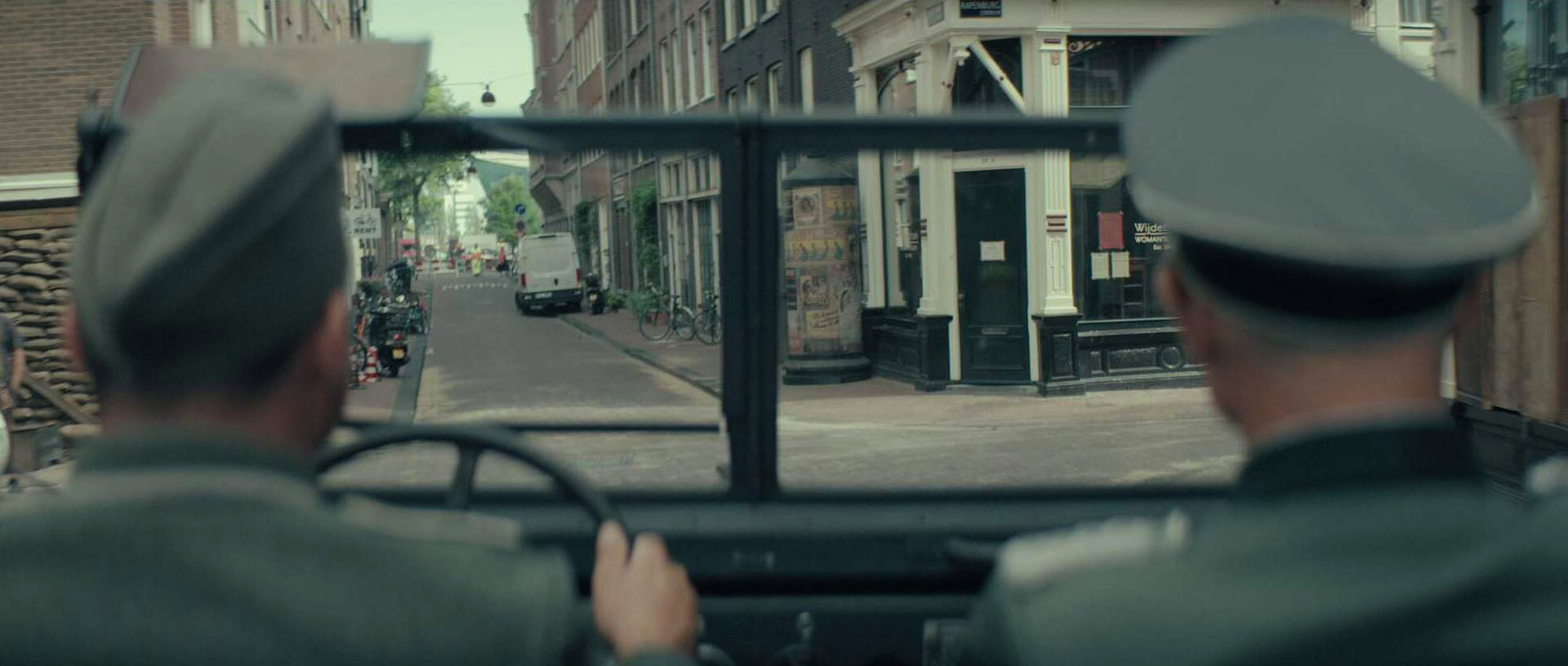 Behind the scenes 10